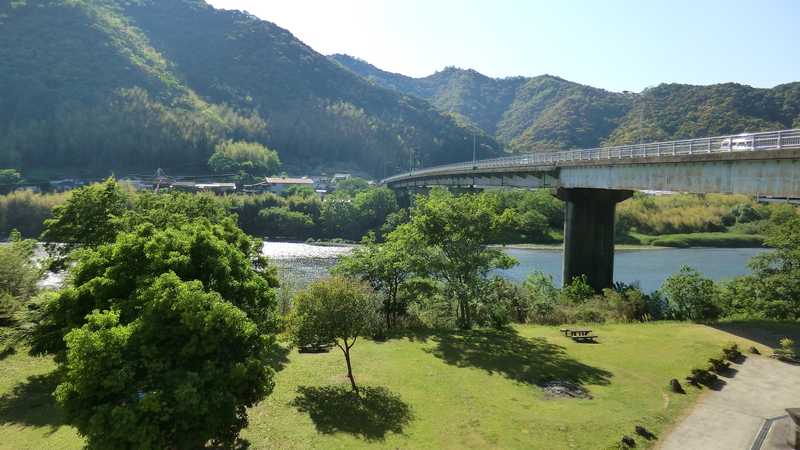 四万十川と西土佐大橋の画像