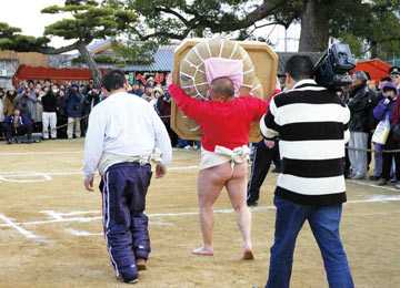 長尾寺力餅運搬競技の画像