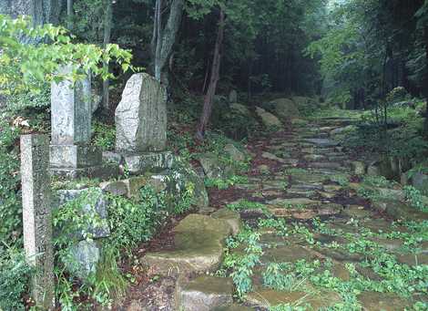 中山道　琵琶峠の石畳の画像