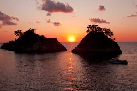 町営駐車場前からの蛇島 稗島に沈む夕日 西伊豆 夕日のスポット の施設情報 いつもnavi