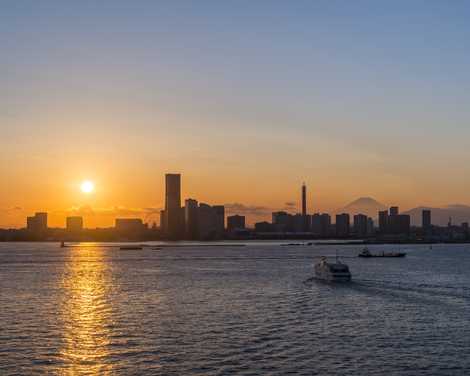 横浜みなとみらい・大黒ふ頭から見る夕日の画像