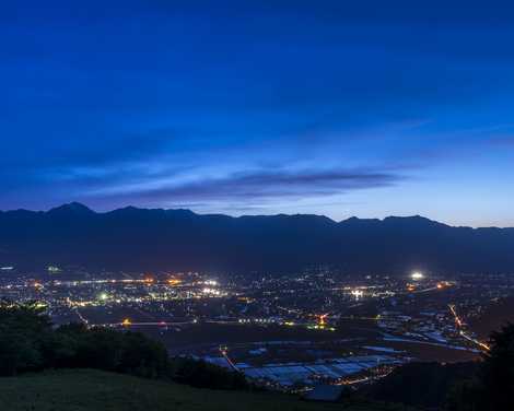 長峰山展望台から眺める安曇野の町並みの夜景の画像