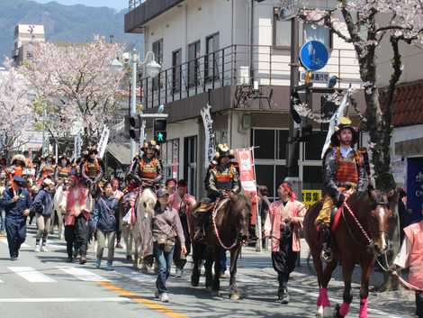 武田24将騎馬行列の画像