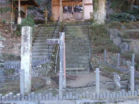 火雷神社の断層の画像