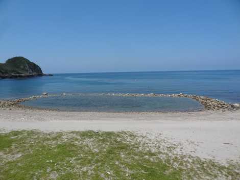 長浜海岸の海中プールの画像