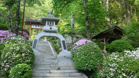 岩角山と岩角寺の画像