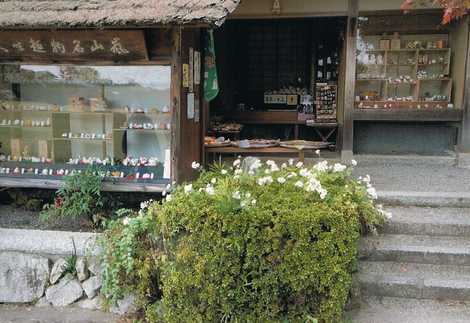 井浦人形店の画像